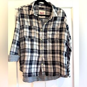 Flannel black/white top fits like a large